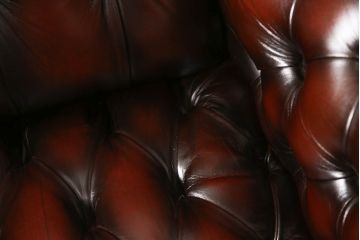 中古　美品　イギリス輸入家具　本革(レザー)　重厚感のある佇まいが魅力的なウイングバックソファ(ウィングバックチェア、チェスターフィールドソファ、アームチェア、1人掛けソファ、1P)(R-063569)