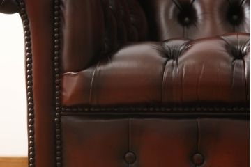 中古　美品　イギリス輸入家具　本革(レザー)　重厚感のある佇まいが魅力的なウイングバックソファ(ウィングバックチェア、チェスターフィールドソファ、アームチェア、1人掛けソファ、1P)(R-063569)