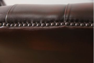 中古　美品　イギリス輸入家具　本革(レザー)　重厚感のある佇まいが魅力的なウイングバックソファ(ウィングバックチェア、チェスターフィールドソファ、アームチェア、1人掛けソファ、1P)(R-063569)