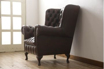 中古　美品　イギリス輸入家具　本革(レザー)　重厚感のある佇まいが魅力的なウイングバックソファ(ウィングバックチェア、チェスターフィールドソファ、アームチェア、1人掛けソファ、1P)(R-063570)