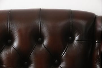 中古　美品　イギリス輸入家具　本革(レザー)　重厚感のある佇まいが魅力的なウイングバックソファ(ウィングバックチェア、チェスターフィールドソファ、アームチェア、1人掛けソファ、1P)(R-063570)