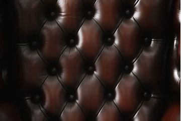 中古　美品　イギリス輸入家具　本革(レザー)　重厚感のある佇まいが魅力的なウイングバックソファ(ウィングバックチェア、チェスターフィールドソファ、アームチェア、1人掛けソファ、1P)(R-063570)