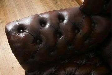 中古　美品　イギリス輸入家具　本革(レザー)　重厚感のある佇まいが魅力的なウイングバックソファ(ウィングバックチェア、チェスターフィールドソファ、アームチェア、1人掛けソファ、1P)(R-063570)