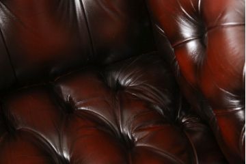 中古　美品　イギリス輸入家具　本革(レザー)　重厚感のある佇まいが魅力的なウイングバックソファ(ウィングバックチェア、チェスターフィールドソファ、アームチェア、1人掛けソファ、1P)(R-063570)