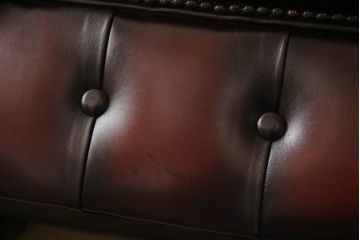中古　美品　イギリス輸入家具　本革(レザー)　重厚感のある佇まいが魅力的なウイングバックソファ(ウィングバックチェア、チェスターフィールドソファ、アームチェア、1人掛けソファ、1P)(R-063570)