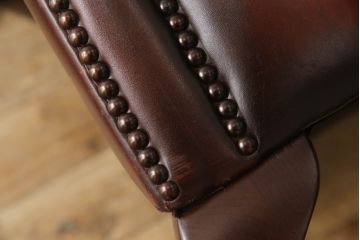 中古　美品　イギリス輸入家具　本革(レザー)　重厚感のある佇まいが魅力的なウイングバックソファ(ウィングバックチェア、チェスターフィールドソファ、アームチェア、1人掛けソファ、1P)(R-063570)