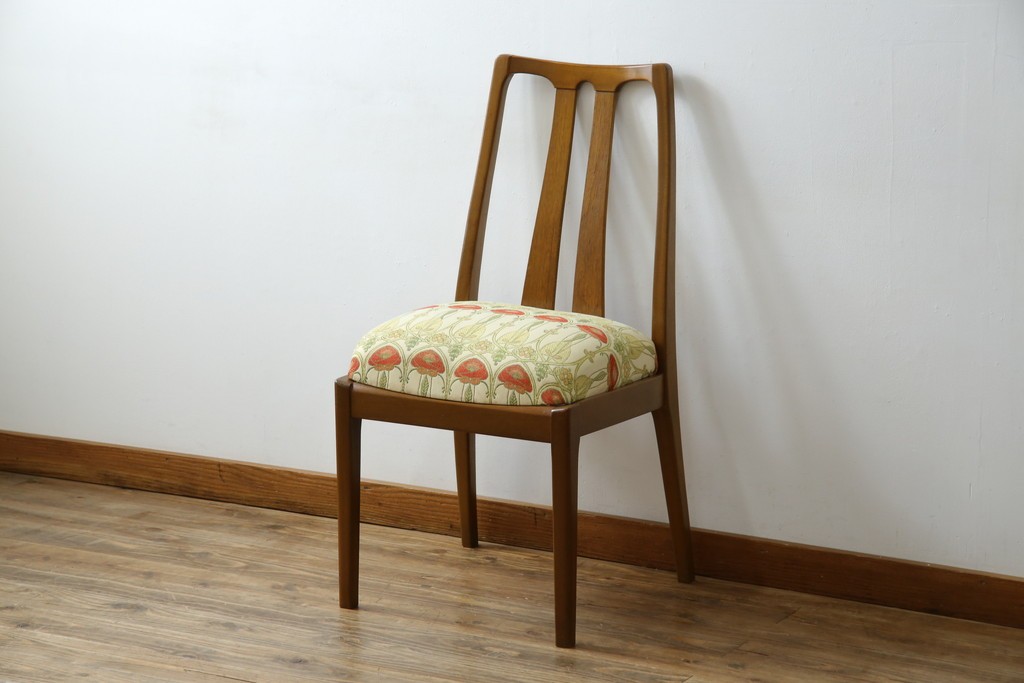 イギリスビンテージ　nathan(ネイサン)社　ビーチ材　エレガントなデザインのファブリックがお洒落!!品のある佇まいが目を惹くダイニングチェア　(R-063573)