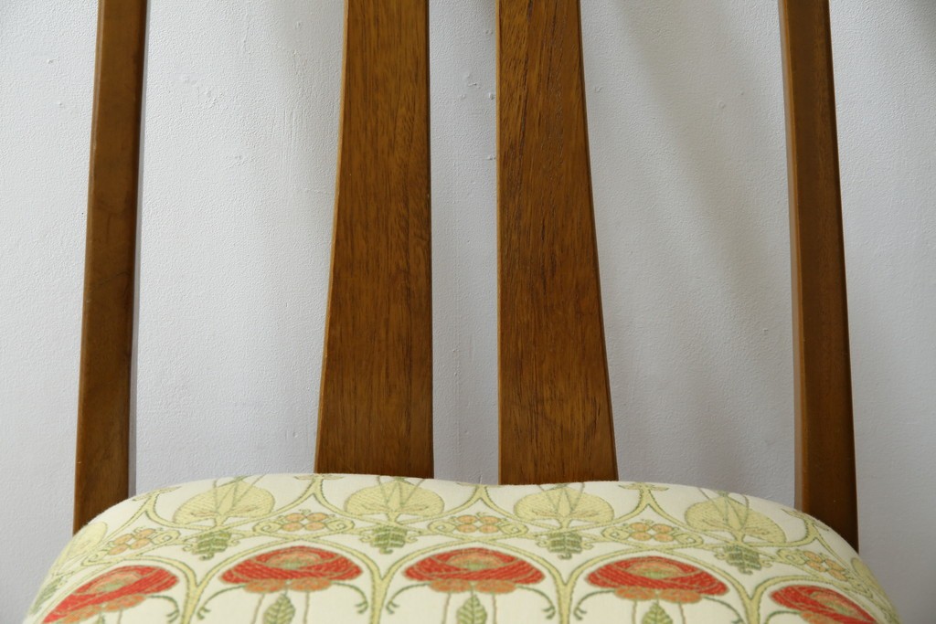 イギリスビンテージ　nathan(ネイサン)社　ビーチ材　エレガントなデザインのファブリックがお洒落!!品のある佇まいが目を惹くダイニングチェア　(R-063573)