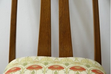 イギリスビンテージ　nathan(ネイサン)社　ビーチ材　エレガントなデザインのファブリックがお洒落!!品のある佇まいが目を惹くダイニングチェア　(R-063573)