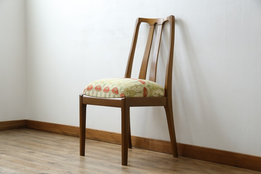 イギリスビンテージ　nathan(ネイサン)社　ビーチ材　エレガントなデザインのファブリックがお洒落!!品のある佇まいが目を惹くダイニングチェア　(R-063573)