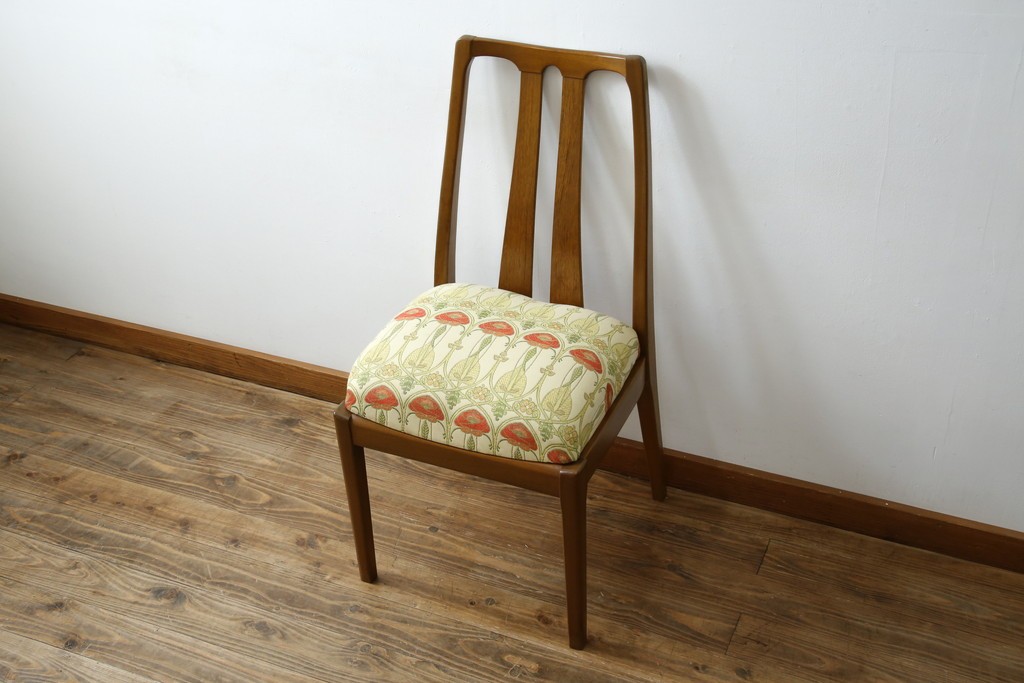 イギリスビンテージ　nathan(ネイサン)社　ビーチ材　エレガントなデザインのファブリックがお洒落!!品のある佇まいが目を惹くダイニングチェア　(R-063573)