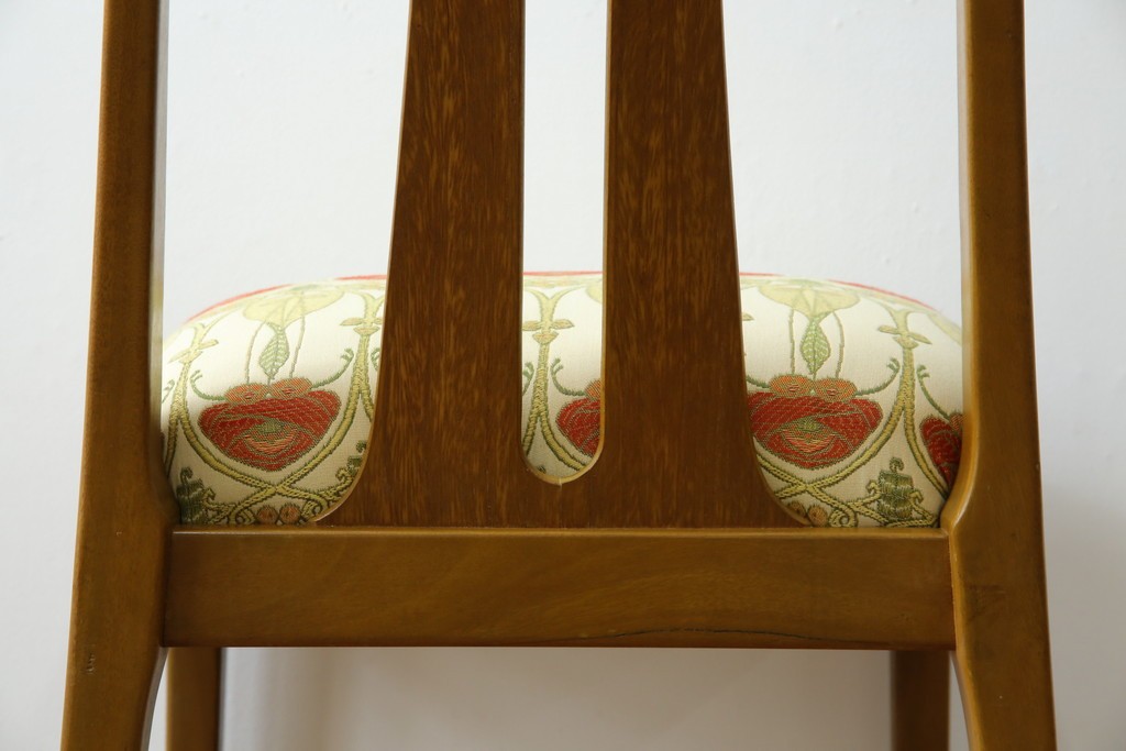 イギリスビンテージ　nathan(ネイサン)社　ビーチ材　エレガントなデザインのファブリックがお洒落!!品のある佇まいが目を惹くダイニングチェア　(R-063573)