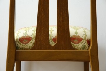 イギリスビンテージ　nathan(ネイサン)社　ビーチ材　エレガントなデザインのファブリックがお洒落!!品のある佇まいが目を惹くダイニングチェア　(R-063573)