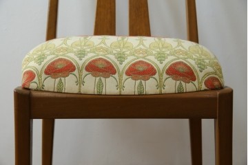 イギリスビンテージ　nathan(ネイサン)社　ビーチ材　エレガントなデザインのファブリックがお洒落!!品のある佇まいが目を惹くダイニングチェア　(R-063573)