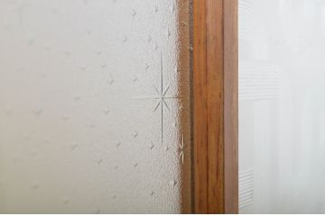 アンティーク建具　レトロなプレスガラス入り!光の反射でお部屋を彩るガラス戸1枚(引き戸)(R-063583)