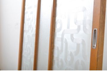 アンティーク建具　レトロなプレスガラス入り!光の反射でお部屋を彩るガラス戸1枚(引き戸)(R-063583)