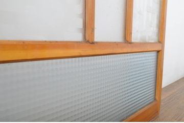 アンティーク建具　レトロなプレスガラス入り!光の反射でお部屋を彩るガラス戸1枚(引き戸)(R-063583)