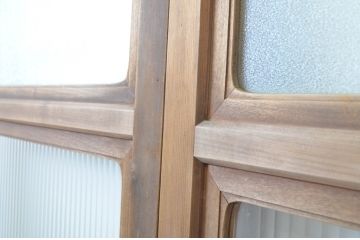 アンティーク建具　腰板欅(ケヤキ)材　モールガラス入り　和洋どちらにも合う両開きドア1対(扉、木製扉、ガラス扉、玄関ドア)(R-063585)
