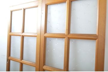 昭和レトロ　ヒノキ(檜)材　昭和の懐かしい雰囲気のあるレトロなガラス戸2枚セット(建具、引き戸)(R-063588)
