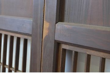 アンティーク建具　レーザー組子入り　渋みのある色合いが魅力の組子帯戸2枚セット(引き戸、格子戸、レーザー組子板戸)(R-063592)