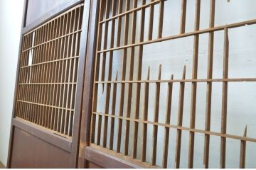 アンティーク建具　レーザー組子入り　渋みのある色合いが魅力の組子帯戸2枚セット(引き戸、格子戸、レーザー組子板戸)(R-063592)
