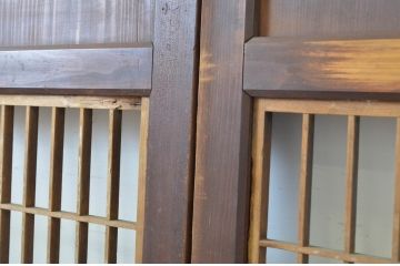アンティーク建具　レーザー組子入り　渋みのある色合いが魅力の組子帯戸2枚セット(引き戸、格子戸、レーザー組子板戸)(R-063592)