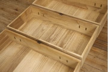 和製アンティーク　総桐材　松竹梅・鶴亀の図柄が彫刻された丸金具が趣き深い五丁引き庄内箪笥(桐箪笥、整理タンス、衣装たんす、古箪笥、引き出し)(R-063601)