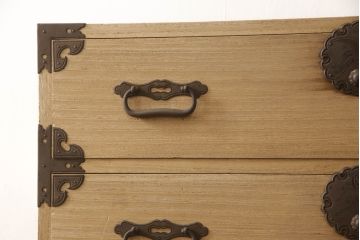 和製アンティーク　総桐材　松竹梅・鶴亀の図柄が彫刻された丸金具が趣き深い五丁引き庄内箪笥(桐箪笥、整理タンス、衣装たんす、古箪笥、引き出し)(R-063601)