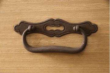 和製アンティーク　総桐材　松竹梅・鶴亀の図柄が彫刻された丸金具が趣き深い五丁引き庄内箪笥(桐箪笥、整理タンス、衣装たんす、古箪笥、引き出し)(R-063601)