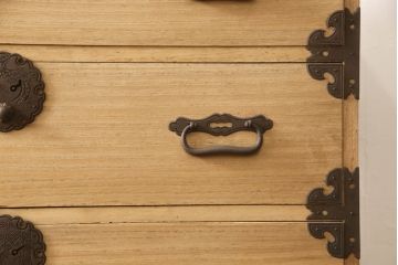 和製アンティーク　総桐材　松竹梅・鶴亀の図柄が彫刻された丸金具が趣き深い五丁引き庄内箪笥(桐箪笥、整理タンス、衣装たんす、古箪笥、引き出し)(R-063601)