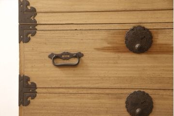 和製アンティーク　総桐材　松竹梅・鶴亀の図柄が彫刻された丸金具が趣き深い五丁引き庄内箪笥(桐箪笥、整理タンス、衣装たんす、古箪笥、引き出し)(R-063601)