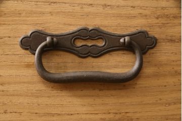 和製アンティーク　総桐材　松竹梅・鶴亀の図柄が彫刻された丸金具が趣き深い五丁引き庄内箪笥(桐箪笥、整理タンス、衣装たんす、古箪笥、引き出し)(R-063601)