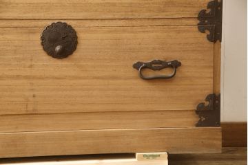 和製アンティーク　総桐材　松竹梅・鶴亀の図柄が彫刻された丸金具が趣き深い五丁引き庄内箪笥(桐箪笥、整理タンス、衣装たんす、古箪笥、引き出し)(R-063601)