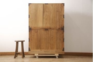 和製アンティーク　総桐材　松竹梅・鶴亀の図柄が彫刻された丸金具が趣き深い五丁引き庄内箪笥(桐箪笥、整理タンス、衣装たんす、古箪笥、引き出し)(R-063601)