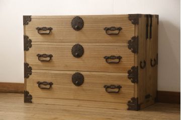 和製アンティーク　総桐材　松竹梅・鶴亀の図柄が彫刻された丸金具が趣き深い三丁引きの庄内箪笥サイドボード(桐箪笥、整理タンス、古箪笥、サイドチェスト、引き出し)(R-063602)
