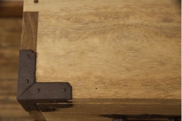 和製アンティーク　総桐材　松竹梅・鶴亀の図柄が彫刻された丸金具が趣き深い三丁引きの庄内箪笥サイドボード(桐箪笥、整理タンス、古箪笥、サイドチェスト、引き出し)(R-063602)