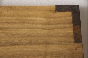和製アンティーク　総桐材　松竹梅・鶴亀の図柄が彫刻された丸金具が趣き深い三丁引きの庄内箪笥サイドボード(桐箪笥、整理タンス、古箪笥、サイドチェスト、引き出し)(R-063602)