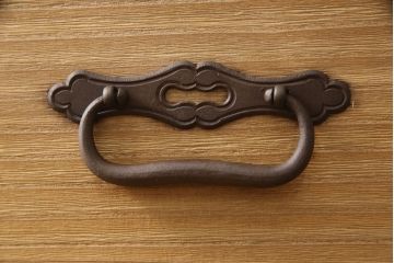 和製アンティーク　総桐材　松竹梅・鶴亀の図柄が彫刻された丸金具が趣き深い三丁引きの庄内箪笥サイドボード(桐箪笥、整理タンス、古箪笥、サイドチェスト、引き出し)(R-063602)