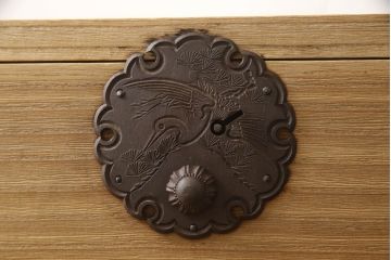 和製アンティーク　総桐材　松竹梅・鶴亀の図柄が彫刻された丸金具が趣き深い三丁引きの庄内箪笥サイドボード(桐箪笥、整理タンス、古箪笥、サイドチェスト、引き出し)(R-063602)