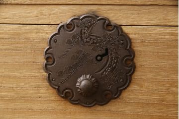 和製アンティーク　総桐材　松竹梅・鶴亀の図柄が彫刻された丸金具が趣き深い三丁引きの庄内箪笥サイドボード(桐箪笥、整理タンス、古箪笥、サイドチェスト、引き出し)(R-063602)