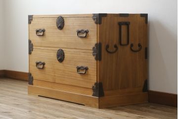 和製アンティーク　総桐材　松竹梅・鶴亀の図柄が彫刻された丸金具が趣き深い庄内箪笥サイドボード(桐箪笥、整理タンス、古箪笥、引き出し、サイドチェスト)(R-063603)