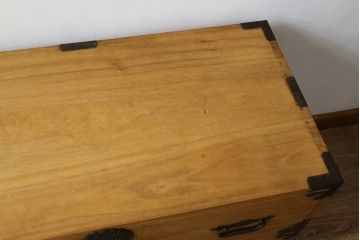和製アンティーク　総桐材　松竹梅・鶴亀の図柄が彫刻された丸金具が趣き深い庄内箪笥サイドボード(桐箪笥、整理タンス、古箪笥、引き出し、サイドチェスト)(R-063603)