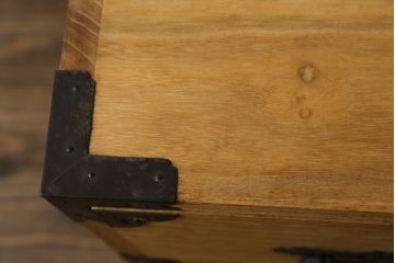 和製アンティーク　総桐材　松竹梅・鶴亀の図柄が彫刻された丸金具が趣き深い庄内箪笥サイドボード(桐箪笥、整理タンス、古箪笥、引き出し、サイドチェスト)(R-063603)