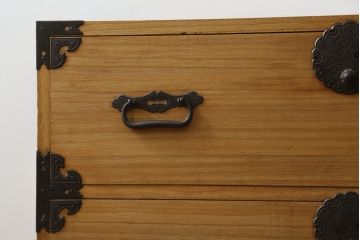 和製アンティーク　総桐材　松竹梅・鶴亀の図柄が彫刻された丸金具が趣き深い庄内箪笥サイドボード(桐箪笥、整理タンス、古箪笥、引き出し、サイドチェスト)(R-063603)