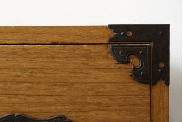 和製アンティーク　総桐材　松竹梅・鶴亀の図柄が彫刻された丸金具が趣き深い庄内箪笥サイドボード(桐箪笥、整理タンス、古箪笥、引き出し、サイドチェスト)(R-063603)