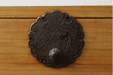 和製アンティーク　総桐材　松竹梅・鶴亀の図柄が彫刻された丸金具が趣き深い庄内箪笥サイドボード(桐箪笥、整理タンス、古箪笥、引き出し、サイドチェスト)(R-063603)