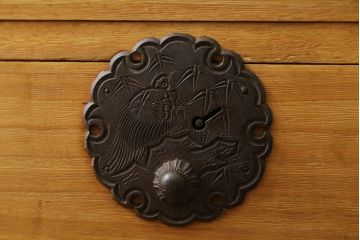 和製アンティーク　総桐材　松竹梅・鶴亀の図柄が彫刻された丸金具が趣き深い庄内箪笥サイドボード(桐箪笥、整理タンス、古箪笥、引き出し、サイドチェスト)(R-063603)