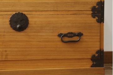和製アンティーク　総桐材　松竹梅・鶴亀の図柄が彫刻された丸金具が趣き深い庄内箪笥サイドボード(桐箪笥、整理タンス、古箪笥、引き出し、サイドチェスト)(R-063603)