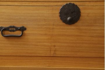 和製アンティーク　総桐材　松竹梅・鶴亀の図柄が彫刻された丸金具が趣き深い庄内箪笥サイドボード(桐箪笥、整理タンス、古箪笥、引き出し、サイドチェスト)(R-063603)