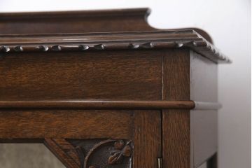 イギリスアンティーク　オーク材　ヨーロピアンなデザインがお洒落!!小振りなキャビネット(キュリオケース、ガラスケース、ショーケース、飾り棚、陳列棚、収納棚、戸棚)(R-063607)